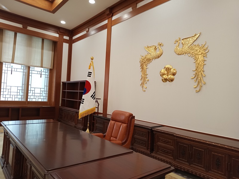 Văn phòng tổng thống gây chú ý nhờ biểu tượng hoa Mugung (quốc hoa Hàn Quốc) và chim phượng hoàng. (Ảnh: Lưu Thị Thu Loan)
