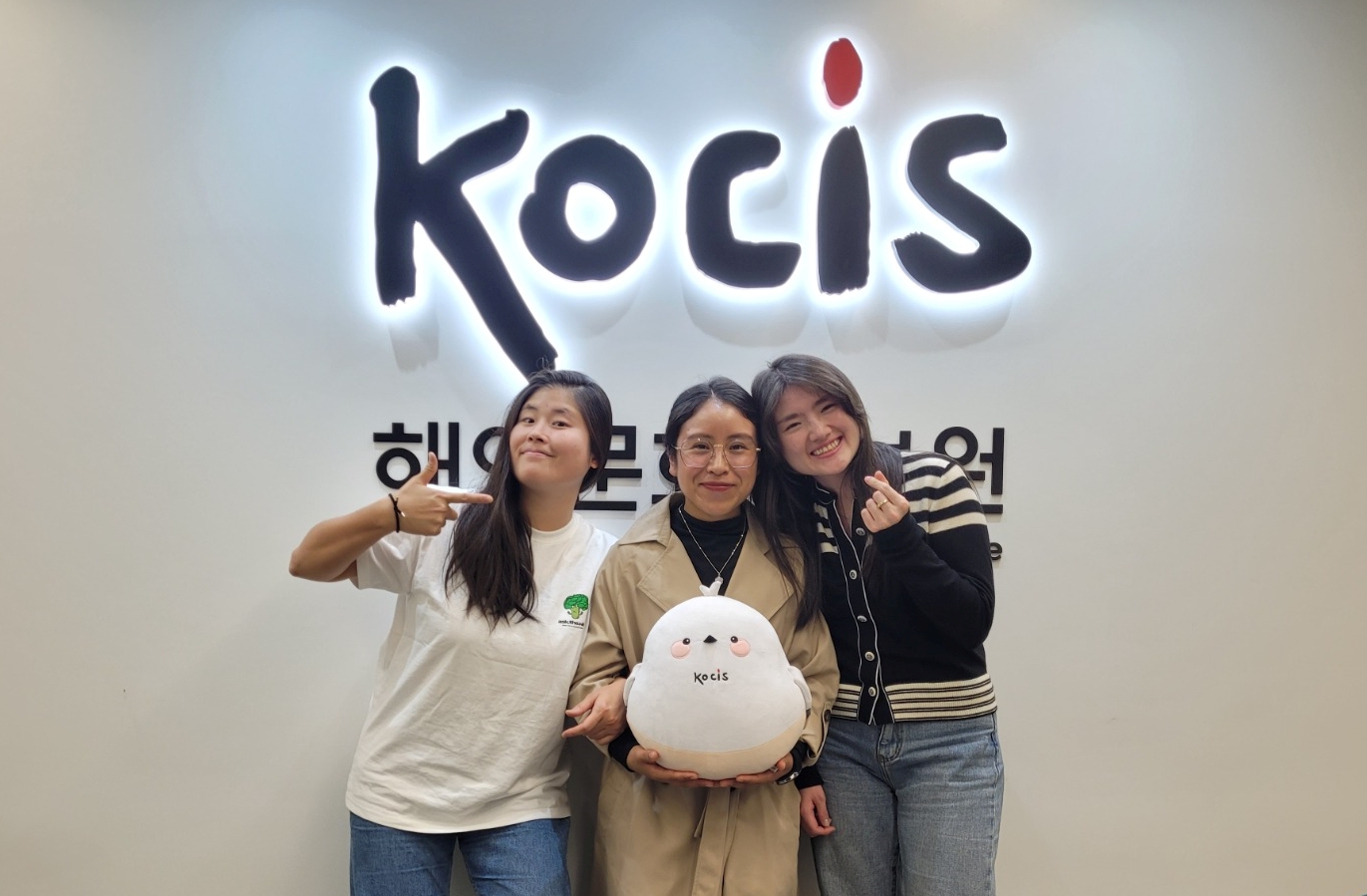 “Me encantó conocer a las coordinadoras de la sección de español Hong Angie (dcha.) y Kim Hyelin (izda.) porque desde el primer momento fueron muy atentas y amigables. Sentí su cálido apoyo, las aprecio mucho”. 