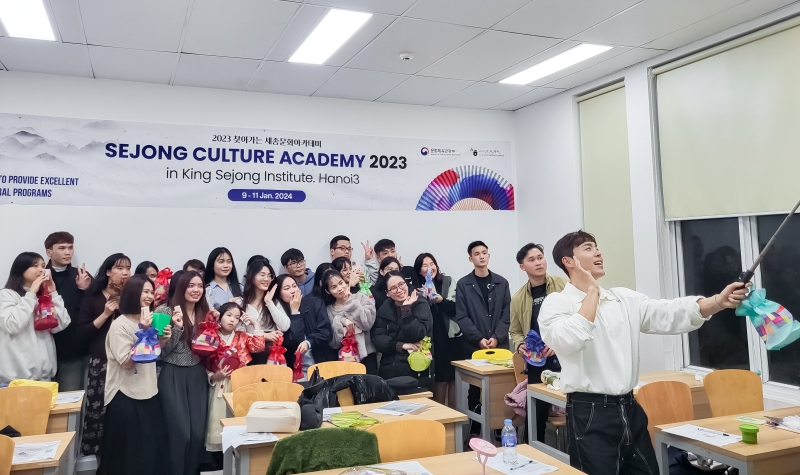 Các học viên cùng thầy Shawn chụp ảnh kỷ niệm sau lớp học K-beauty của chương trình “Lớp học văn hóa Sejong – Sejong Culture Academy”. (Ảnh: Học viện King Sejong Hà Nội 3)