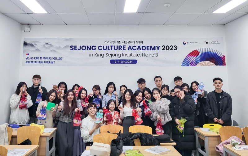 Sau lớp học, các bạn học viên đều rất hài lòng và phấn khởi khi tiếp thu được những kiến thức quý giá cũng như nhận được những món quà hết sức đáng yêu từ Quỹ King Sejong (KSIF). (Ảnh: Học viện King Sejong Hà Nội 3)