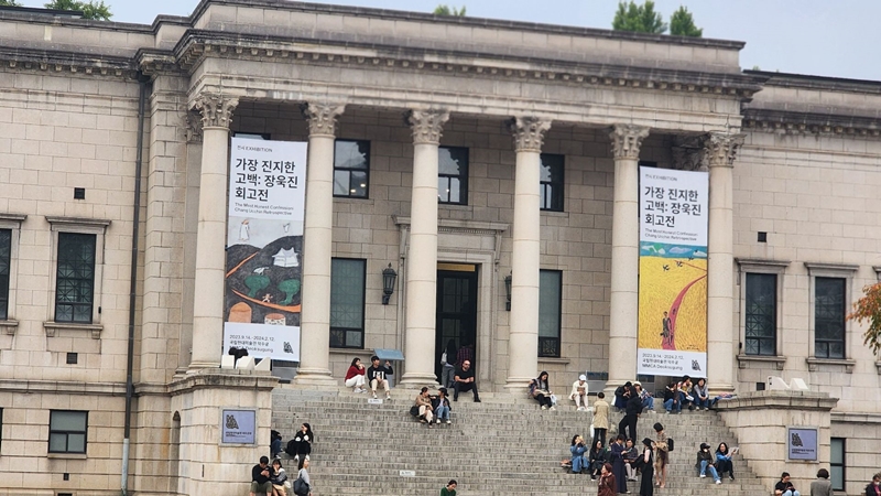 Phía trước của Bảo tàng Nghệ thuật khá nhiều người tham quan. (Ảnh: Nguyễn Phương Anh)