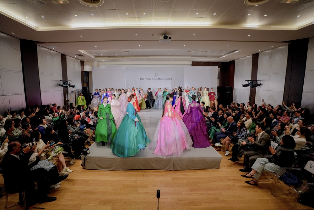 La grande finale du France Korea Model Contest 2023 se déroule sur le podium.