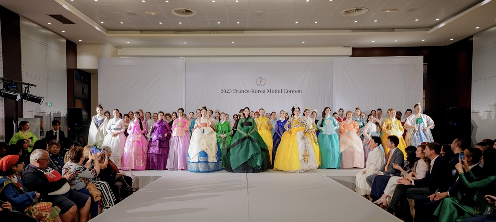 La grande finale du France Korea Model Contest 2023 se déroule sur le podium.