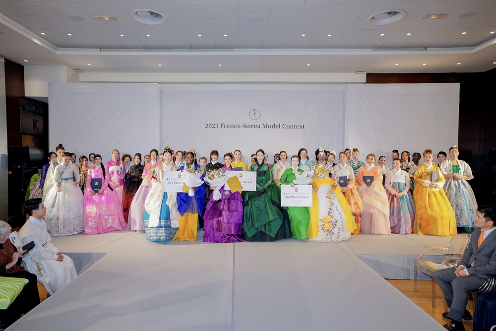 Célébration des gagnantes du France Korea Model Contest 2023.