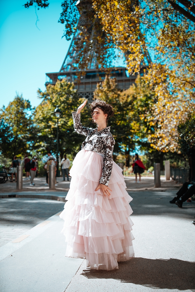 Amina Semeniuc devant la Tour Eiffel à Paris.
