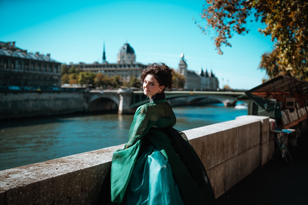 Amina Semeniuc à Paris, avec en toile de fond la Seine.