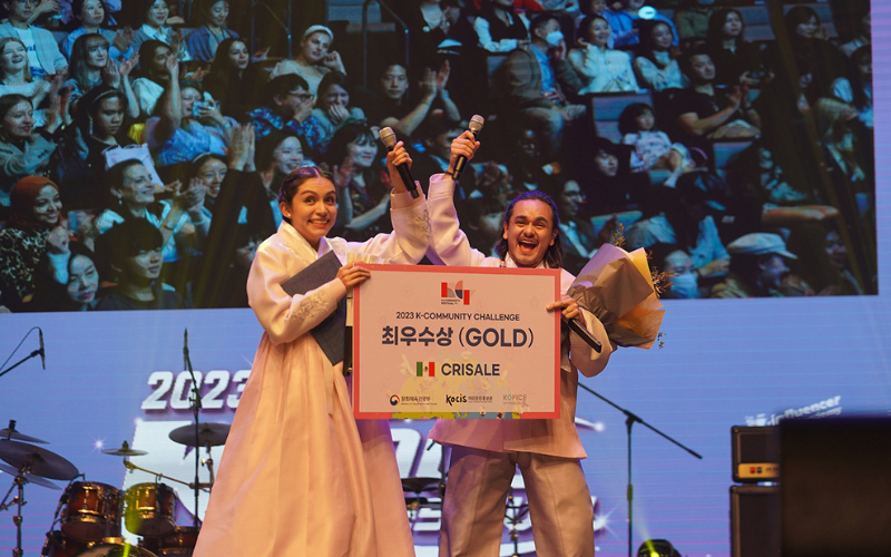 Cristina Bautista y Alejandro Membrillo recibiendo el premio del primer lugar del K-Community Challenge 2023 en el Teatro Nacional de Corea | CRISALE