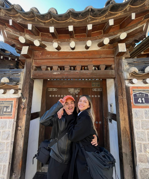 Alejandro y Cristina posando frente a una casa tradicional coreana en la Aldea Tradicional de Bukchon en Seúl | CRISALE