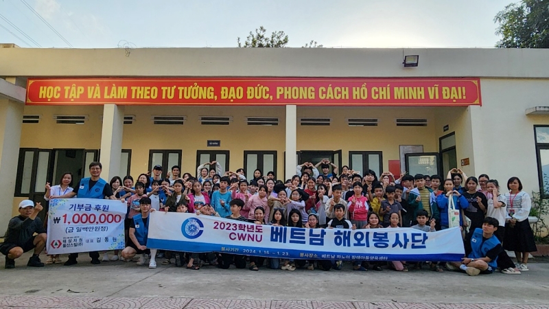 Đoàn sinh viên tình nguyện trường đại học Changwon (Hàn Quốc) cùng Tổ chức Phi chính phủ Global Civic Sharing (GCS) Hàn Quốc tại Việt Nam chụp hình lưu niệm cùng Trung tâm nuôi dưỡng trẻ khuyết tật tại Hà Nội. (Ảnh: Đoàn sinh viên tình nguyện trường đại học Changwon)