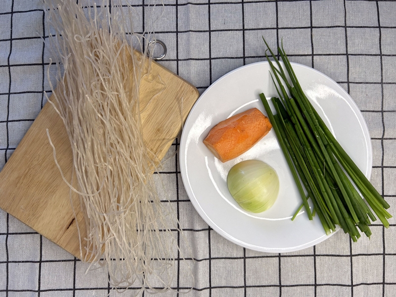  Những nguyên liệu để làm phân nhân miến trộn rau củ. (Ảnh: Lưu Hoàng Nhi)