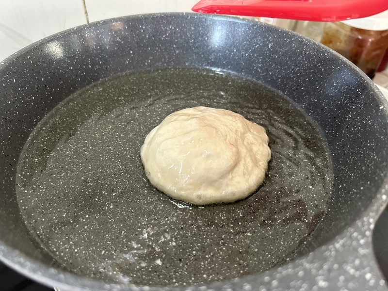 Sau khi gói bánh thì cho bánh vào chảo rán ở lửa vừa. (Ảnh: Lưu Hoàng Nhi)