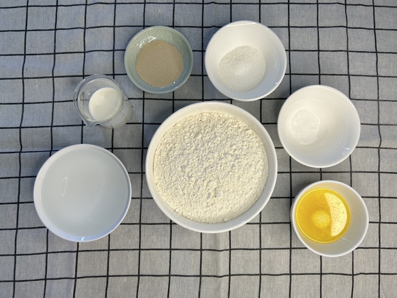 Các nguyên liệu để làm phần vỏ bánh. (Ảnh: Lưu Hoàng Nhi)