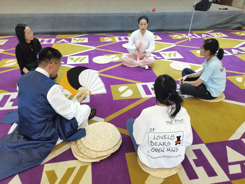 图为正式开始学习舞蹈前，舞蹈老师正在向学员们介绍韩国传统舞蹈的基本内容。韩宣网名誉记者白若晶 摄