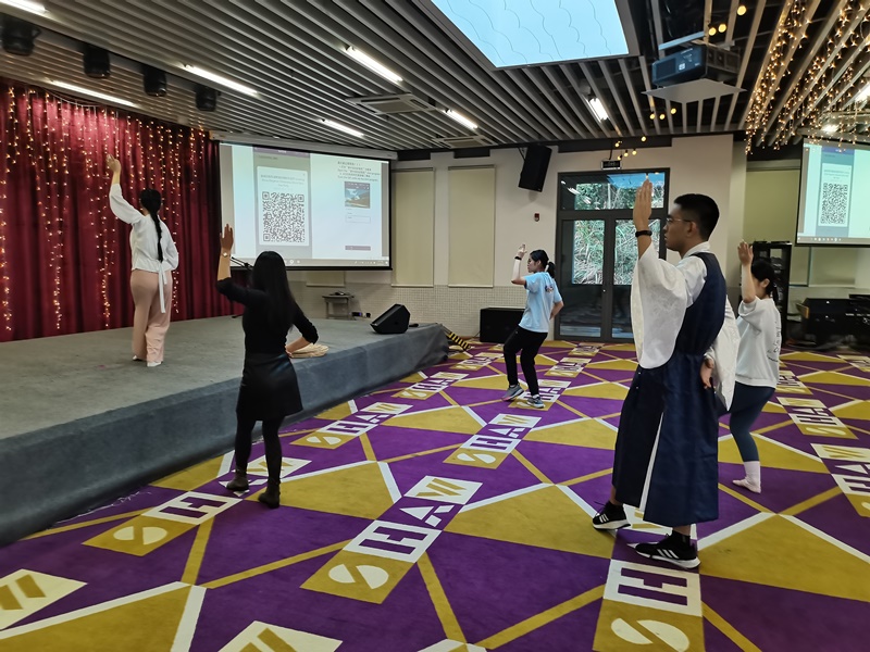 图为跟着老师的示范动作，正在学习韩国传统舞蹈的学员们。韩宣网名誉记者白若晶 摄