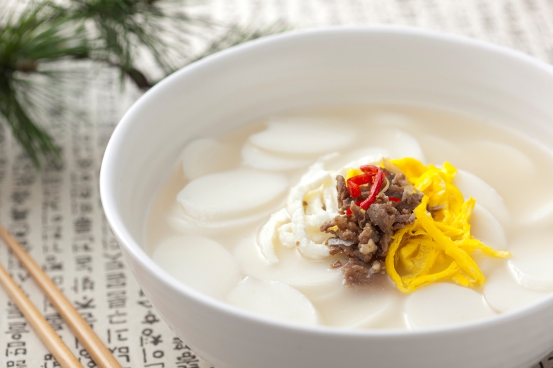 Tteokguk (canh bánh gạo) là một trong những món ăn không thể thiếu vào dịp Tết Nguyên đán của Hàn Quốc. (Ảnh: iclickart)