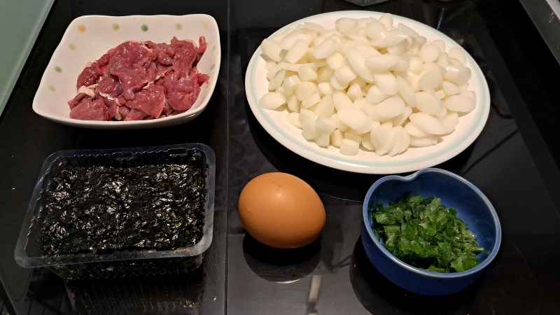 Nguyên liệu của món canh bánh gạo rất đơn giản. (Ảnh: Nguyễn Khánh Tuệ)
