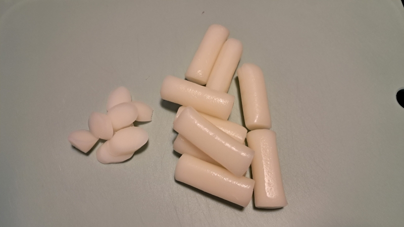 Mình đã cắt bánh gạo thành những lát dẹp khoảng 0,5 cm. (Ảnh: Nguyễn Khánh Tuệ) 