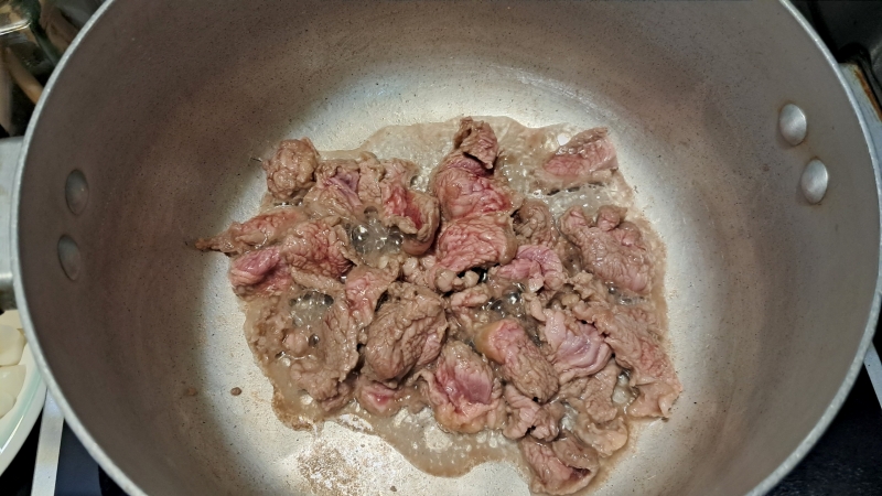 Bạn có thể dùng thịt bò, gà hoặc loại thịt khác mà bạn thích. (Ảnh: Nguyễn Khánh Tuệ)