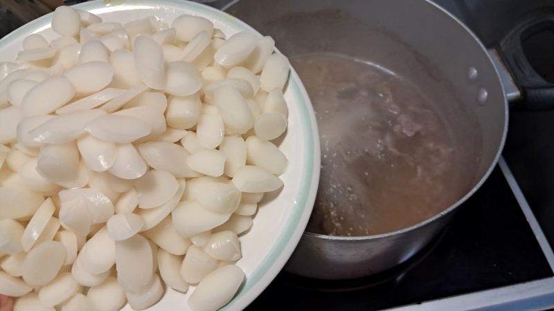 Bạn có thể ngâm bánh gạo trước khi nấu để bánh mềm hơn. (Ảnh: Nguyễn Khánh Tuệ)