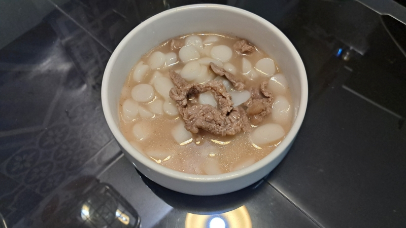 Hãy ăn canh bánh gạo khi còn nóng ấm. (Ảnh: Nguyễn Khánh Tuệ)