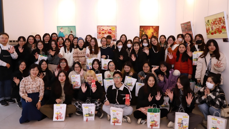 Các bạn học viên chúng mình đã cùng cô giáo Park Su Hee và bác đầu bếp Kim Woo Joung lưu lại những tấm hình kỉ niệm xinh xắn về buổi trải nghiệm vô cùng thú vị và ý nghĩa. (Ảnh: Trung tâm Văn hóa Hàn Quốc tại Việt Nam)