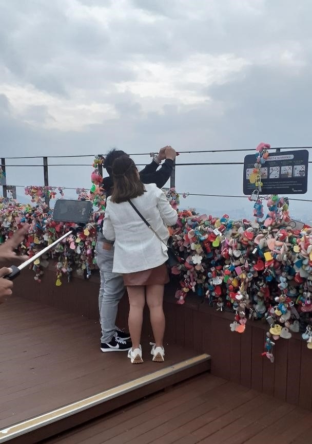 Les couples viennent admirer la vue et accrocher leur cadenas. © Nathalie Fisz