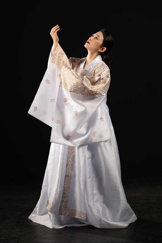 Bobae Kim, hanbok designé par Benjamin Chalat. © Bernard Delhalle, photographe