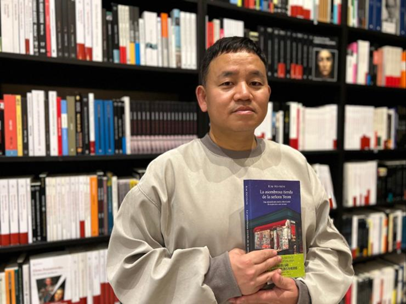 El escritor surcoreano Kim Ho-Yeon posa con la edición en español de su novela 'La asombrosa tienda de la señora Yeom'. 