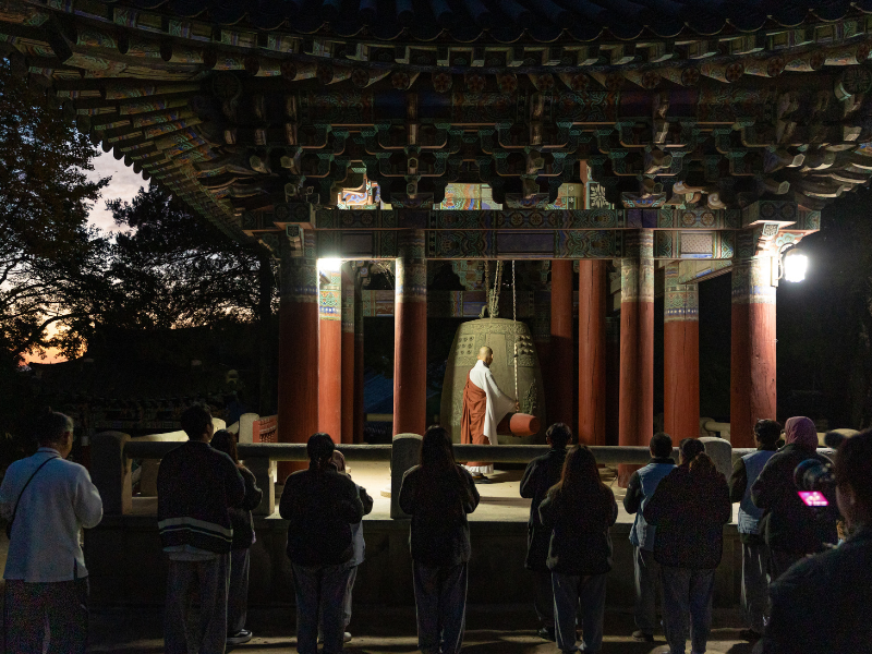 Un monje budista toca la gran campana Jonggak, ubicada en el pabellón de la campana dentro del templo Bulguksa. | KOCIS 