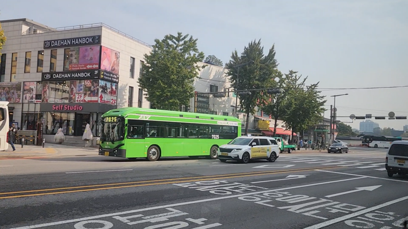 Việc chọn xe bus theo màu phù hợp sẽ giúp chúng ta tiết kiệm một khoản tiền nhỏ bởi mỗi màu xe sẽ có một mức giá khác nhau. (Ảnh: Nguyễn Phương Anh)