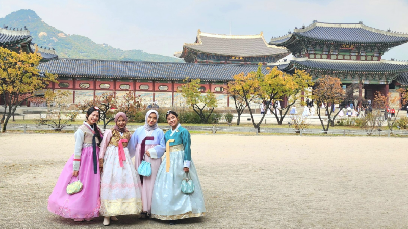Mình và các bạn đã thuê Hanbok để diện khi dạo chơi xung quang Gyeongbokgung. (Ảnh: Nguyễn Phương Anh)