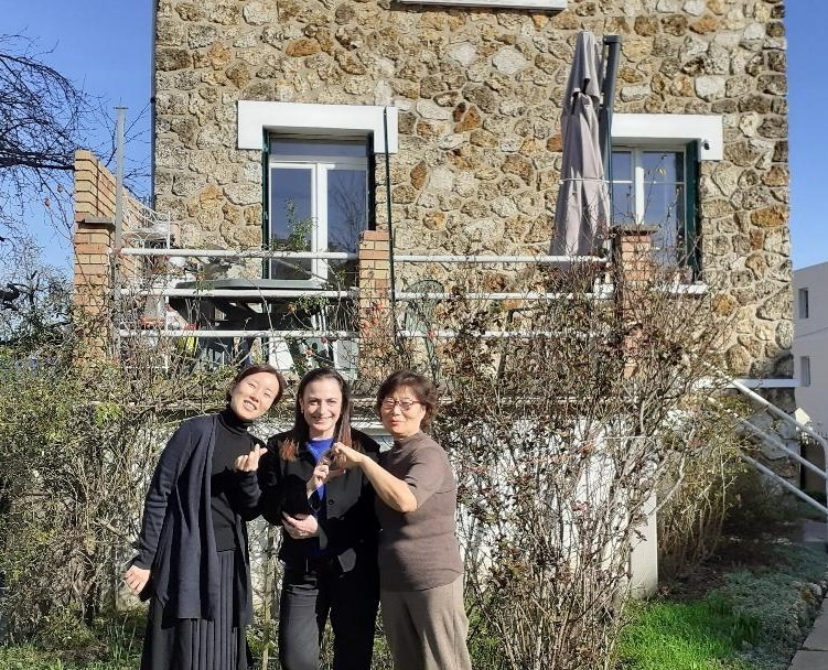 Kang Hana, Eum Soon-Ok et moi dans la maison-atelier de Villejuif, le 17 février 2024. © Kang Hana