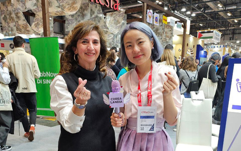La reportera honoraria de Korea.net, María Carmen Sánchez Montes (izquierda), y la directora general de COREALANDIA, Elena Jang, se toman una foto conmemorativa en la Feria Internacional de Turismo (FITUR), celebrada del 24 al 28 de enero en Ifema, en la ciudad de Madrid, España. 