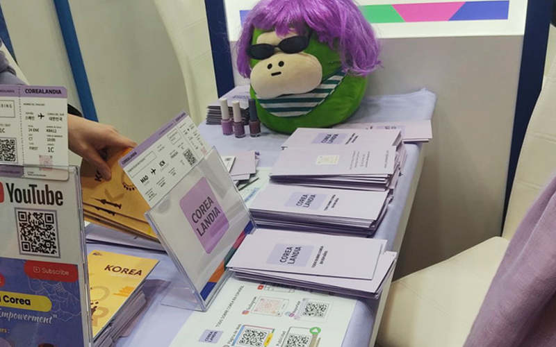 La foto muestra los folletos informativos sobre Corea y la mascota de Corealandia 'DanKong'. 