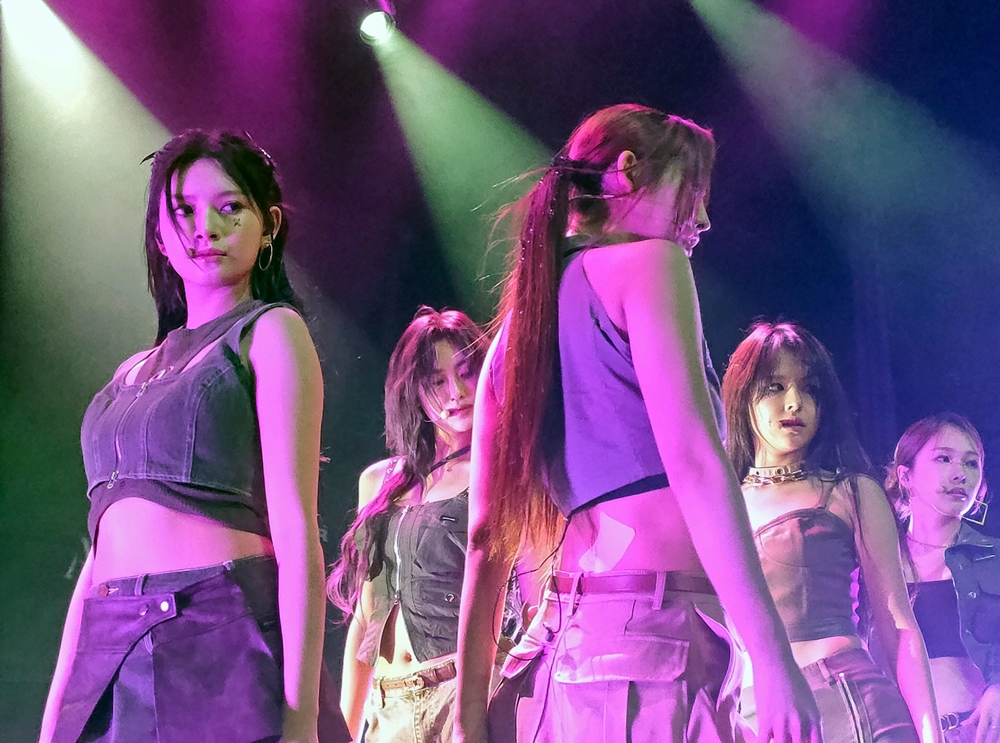 Yiren, Sihyeon, E:U, Aisha et MIa.