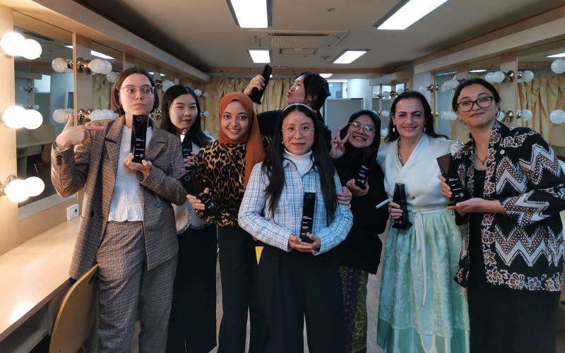 Las ocho mejores reporteras honorarias se toman una foto conmemorativa después de recibir su reconocimiento en la ceremonia de premiación del K-Wave Festival 2023, realizado en el Teatro Nacional de Corea. | Laura López Velázquez