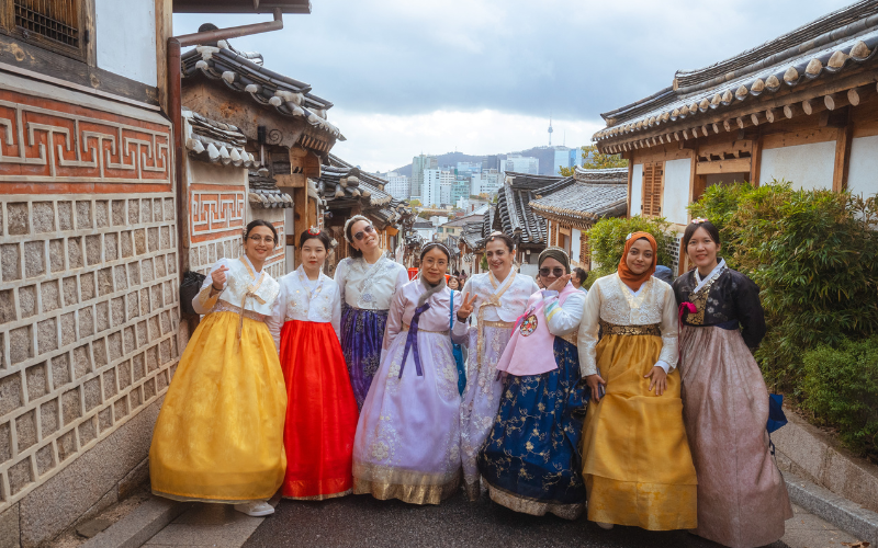 Las mejores reporteras honorarias usando hanbok en la Aldea Tradicional de Bukchon en Seúl. | KOCIS