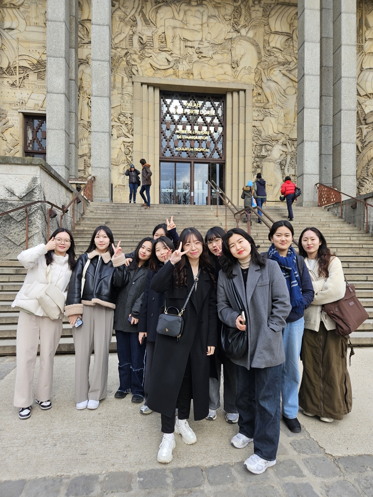 Le groupe d'étudiantes devant le musée de l'histoire de l'immigration, à Paris.
