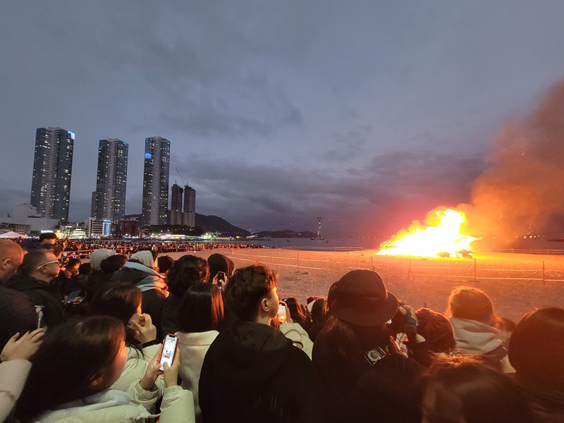 参加“烧月亮屋”活动的游客，纷纷拿出手机和照相机，以燃烧的月亮屋为背景合影留念。韩宣网名誉记者张欣蕾 摄