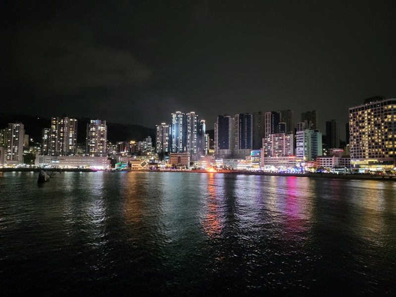 图为松岛海上步道上欣赏到的松岛海滩夜景。韩宣网名誉记者张欣蕾 摄