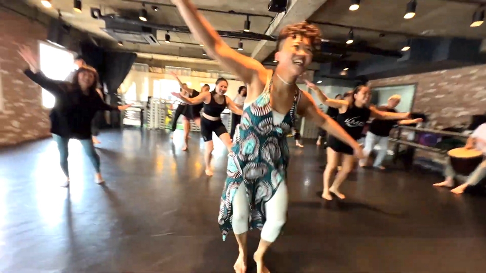Enseignement du ballet guinéen par Eunjung Kwon-Lee, fondatrice de African Dance Company TAGG.