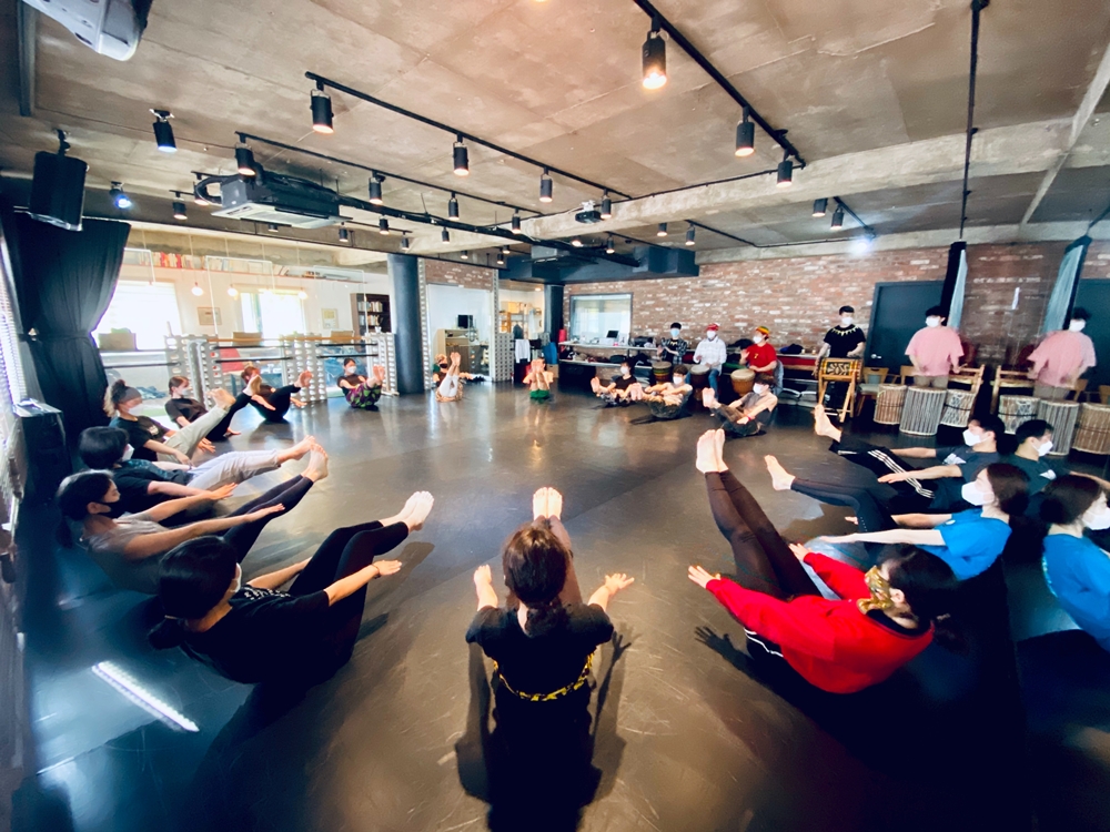 Séance d'étirements avant le cours de danse proprement dit.