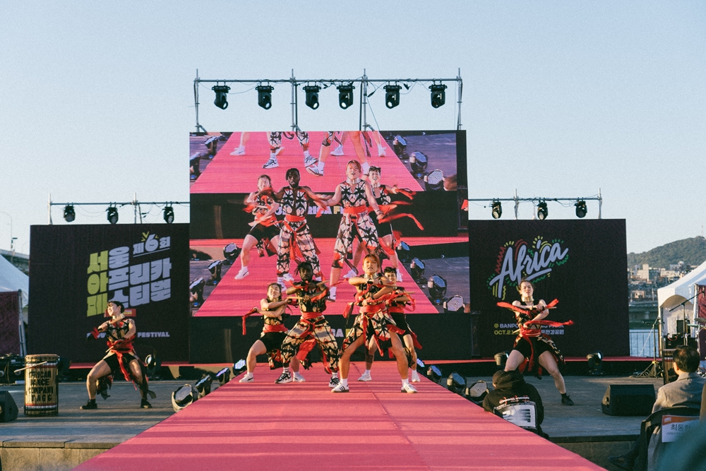 Le groupe TAGG en pleine prestation sur la scène du Seoul Africa Festival 2023 au Banpo Hangang Park.