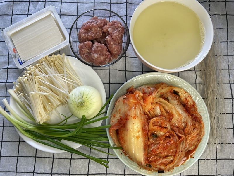  Các nguyên liệu cơ bản để nấu món Kimchi cuộn hầm. (Ảnh: Lưu Hoàng Nhi)