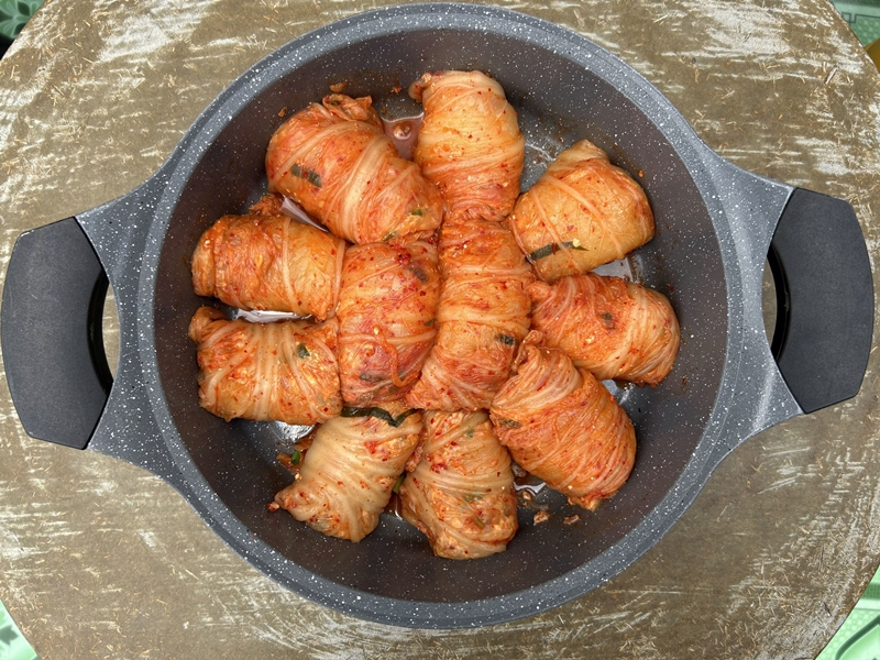 Xếp các cuộn Kimchi vào nồi. (Ảnh: Lưu Hoàng Nhi)