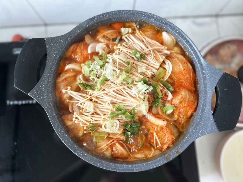Có thể thêm tỏi tây và ớt sừng cho món ăn thêm hấp dẫn. (Ảnh: Lưu Hoàng Nhi)