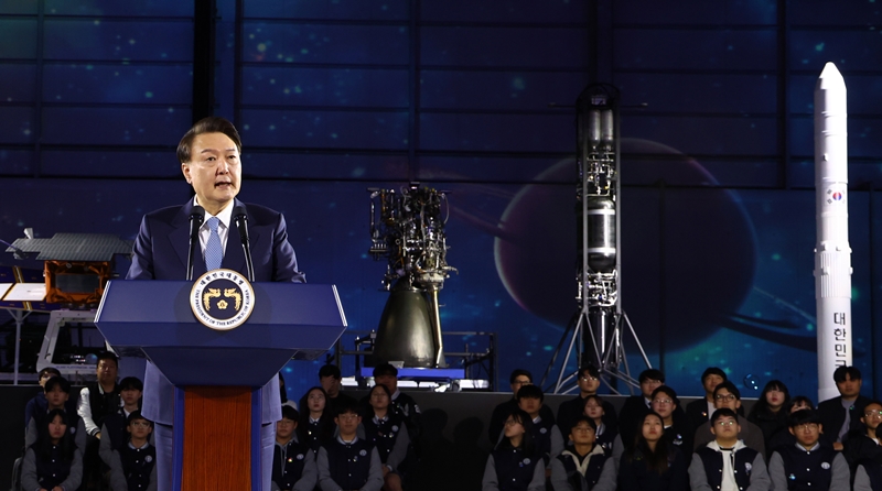President Yoon Suk Yeol on March 13 gives a congratulatory speech at the launching ceremony for a space industry cluster at Korea Aerospace Industries in Sacheon, Gyeongsangnam-do Province. (Yonhap News)