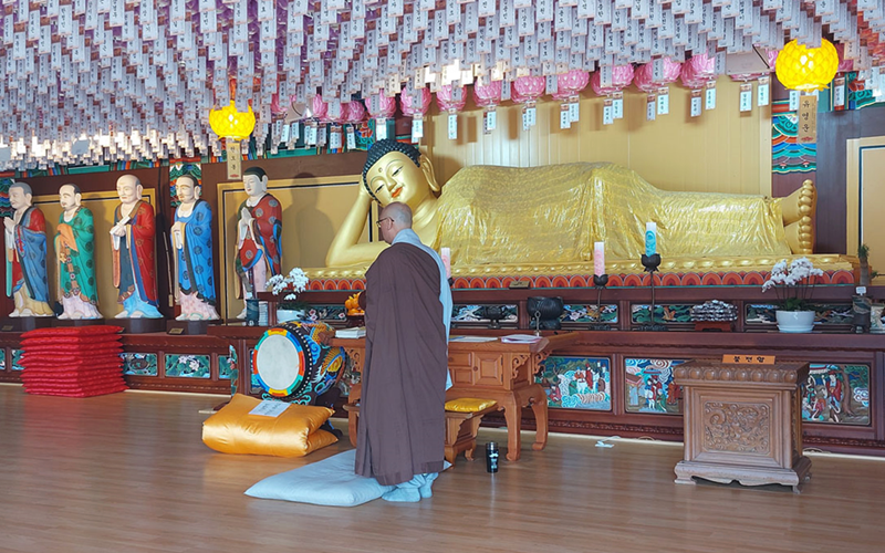 Un monje realiza una plegaria en el salón principal del templo Haedong Yonggungsa. 