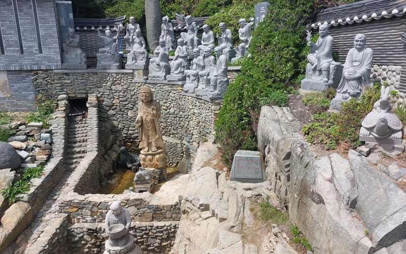 Pozo de los deseos instalado en el interior del templo Haedong Yonggungsa, ubicado en el condado de Gijang-gun, en la ciudad de Busan. 