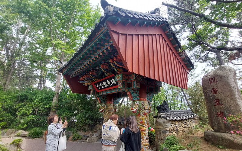 Puerta Iljumun, entrada real del templo Haedong Yonggungsa, ubicado en el condado de Gijang-gun, en la ciudad de Busan. 